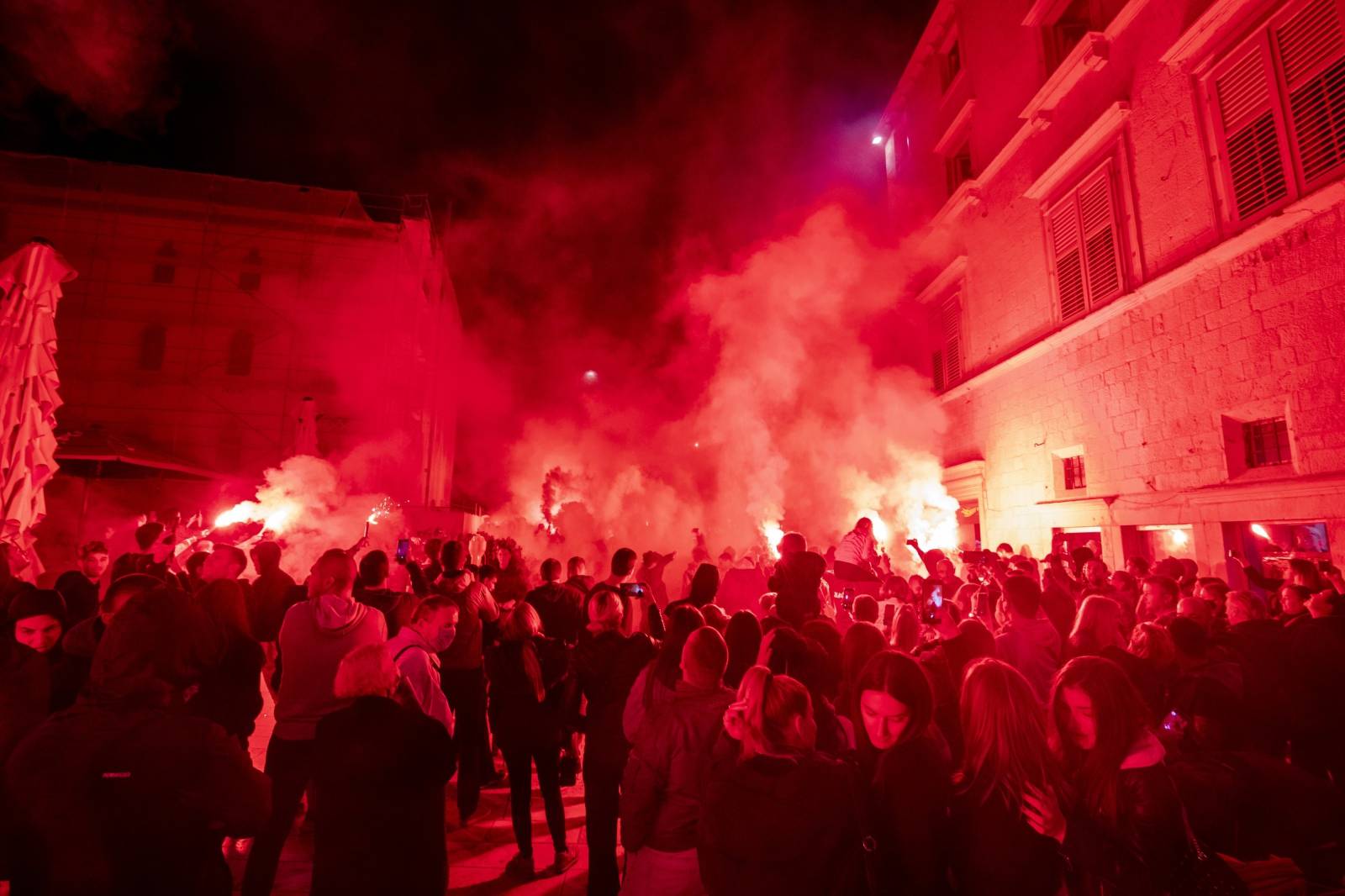 Split: Torcida velikom bakljadom uz pratnju policije slavi 70. rodendan