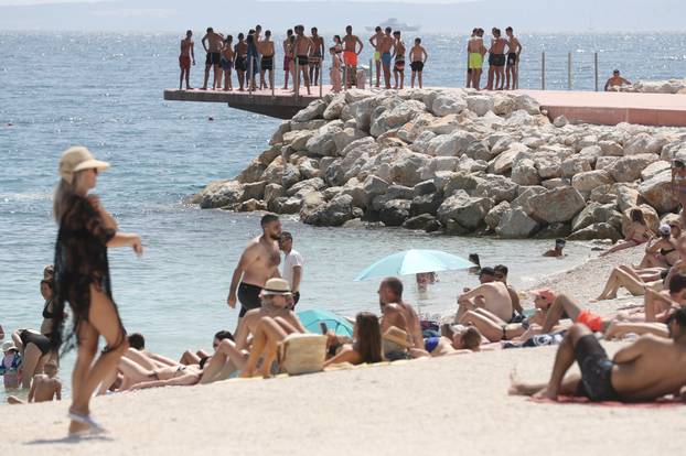Split: Brojni posjetitelji osvježenje od vrućina pronašli su na plaži Žnjanskog platoa