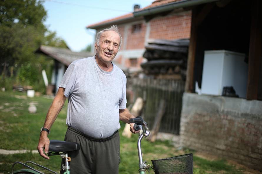 Djed svratio do trgovine pa mu besramni lopovi ukrali zubalo