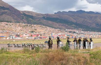 Peru: Stotine turista zarobljeno u Machu Picchuu, građani prosvjeduju protiv predsjednice