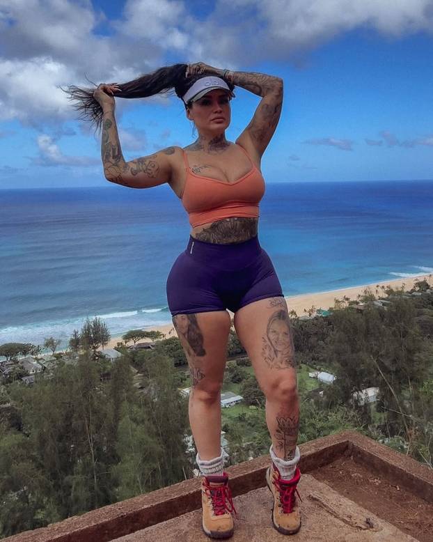 Bujna Kata: Tata joj je bio narko šef, a ona tetovira slavne face: 'Operacije? Samo koža i pupak'