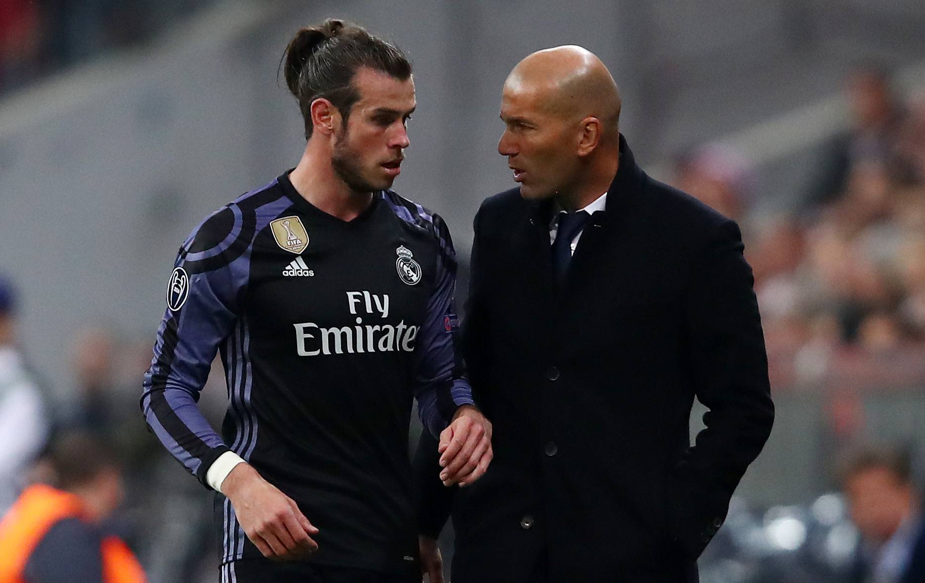 Real Madrid's Gareth Bale speaks to Real Madrid coach Zinedine Zidane as he is substituted off
