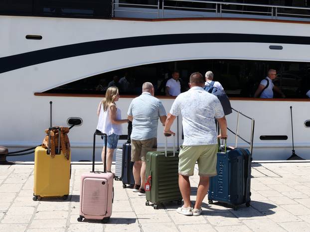 Šibenik: Kruzeri i turisti okupirali šibensku rivu