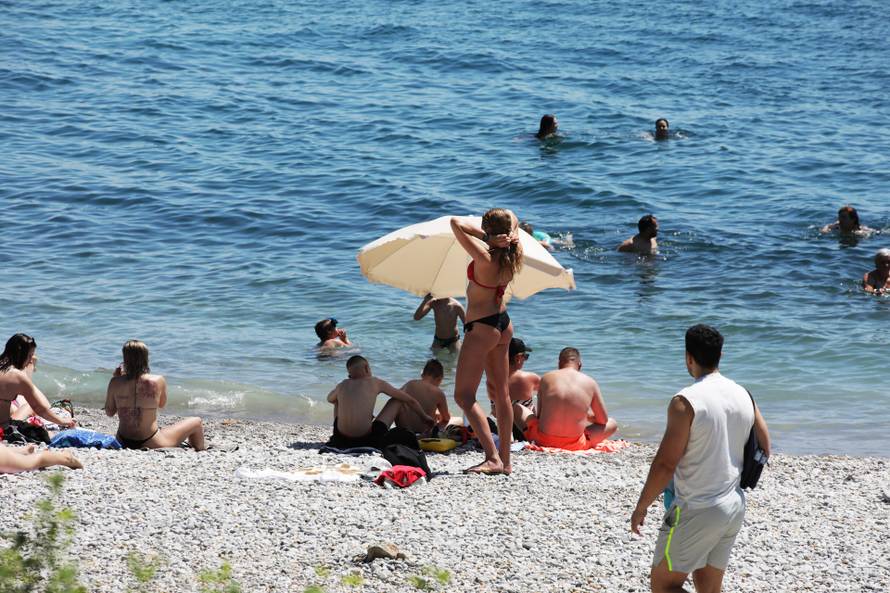 Rijeka: Kupači na gradskoj plaži na Kantridi.