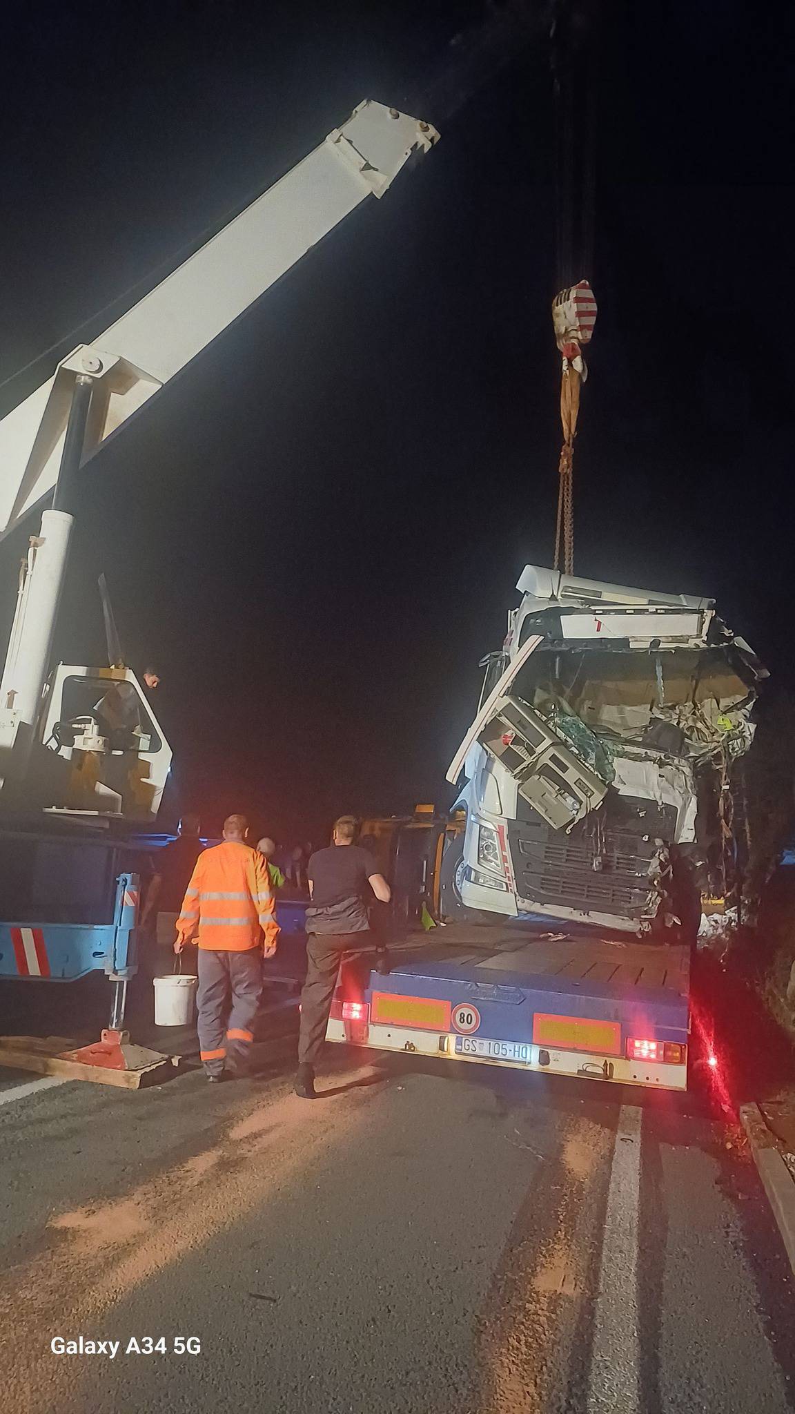 VIDEO Kamioni smrskani nakon sudara kod Klenovice, vozača helikopterom vozili u bolnicu