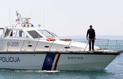 Zlarin: Bacio ciglu na brod na kojem su noćili policajci