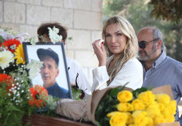 Rogoznica:Posljednji ispraæaj Ivice Karabatiæa, oca Ave Karabatiæ. 