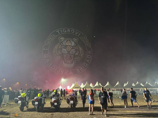 FOTO Spektakularna predstava dronova na nebu: Odali počast svim brigadama i Vukovaru