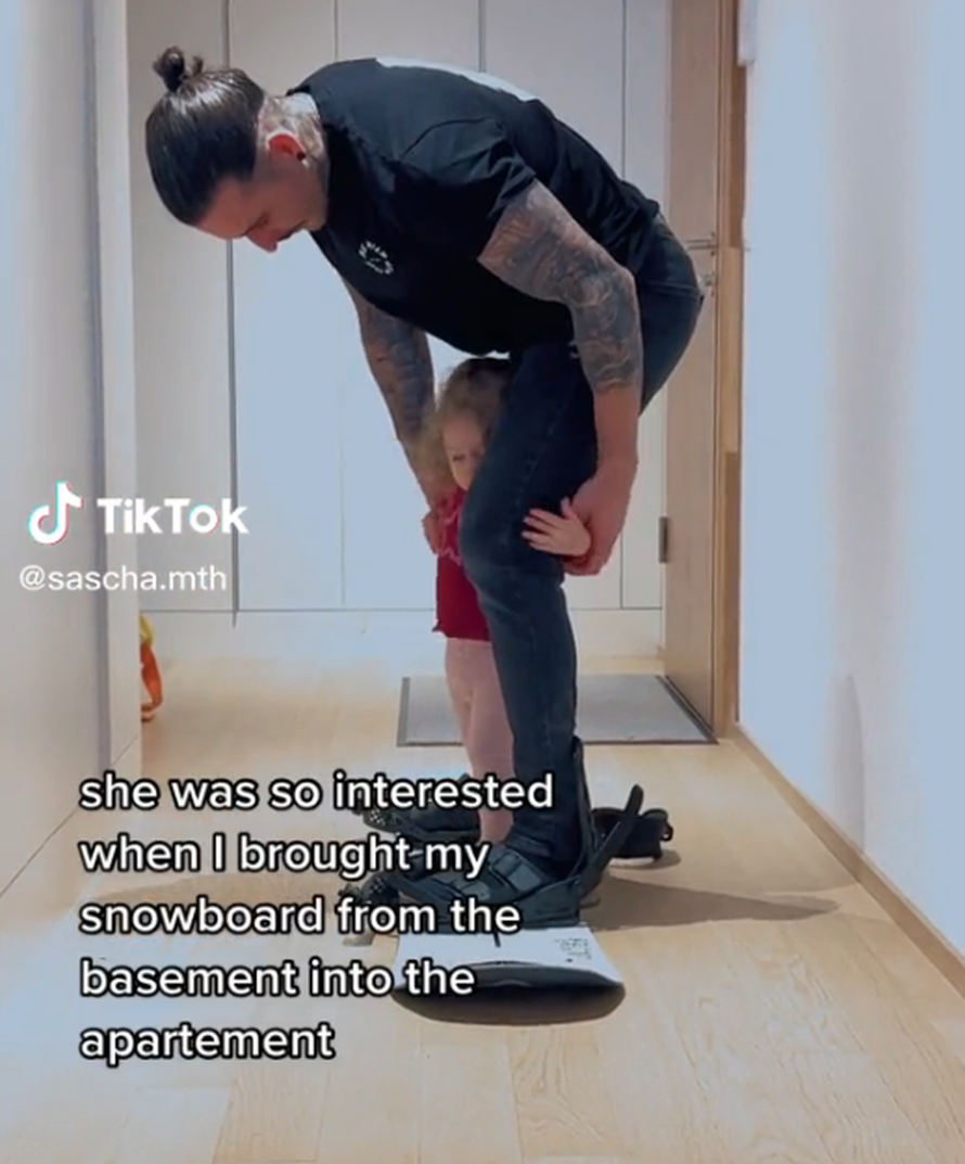 Djevojčica ima godinu dana i obožava snowboard: 'Na stazu ne ide bez svog medvjedića...'