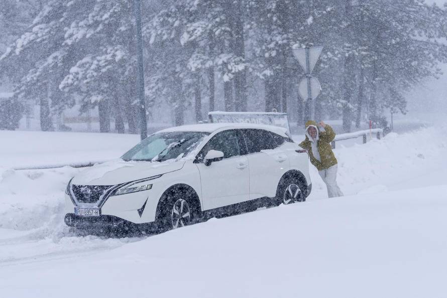 Korenica: Jako snježno nevrijeme stvorilo velike probleme u prometu