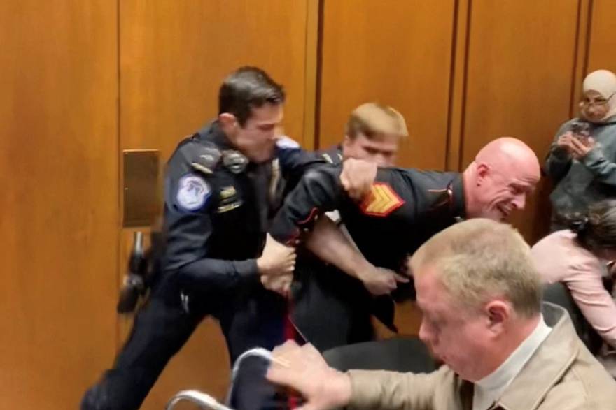 Ameri&ccaron;kom marinskom veteranu slomljena ruka tijekom prosvjeda u Kongresu