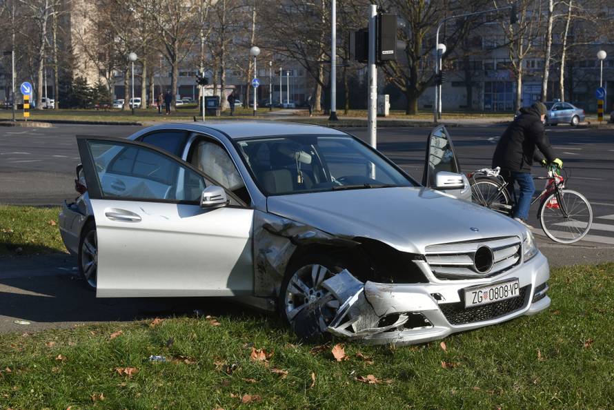 Vatrogasci ih izvlačili iz auta: Žena (83) preminula u bolnici