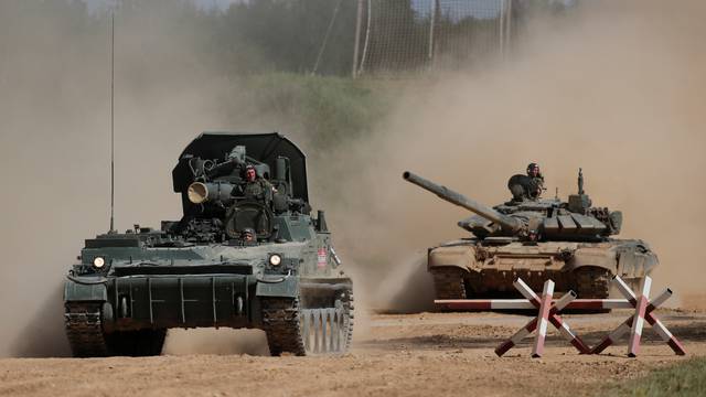 A Russian 2S4 Tyulpan self-propelled mortar and a T-72 B3 tank perform during the annual international military-technical forum "ARMY" in Alabino