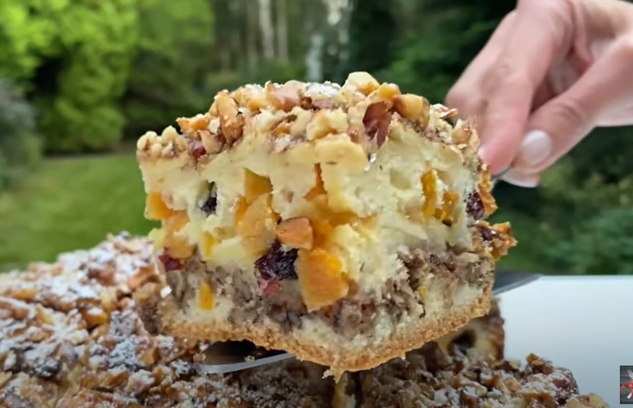 Recept za sočan i ukusan kolač od jabuka, oraha i suhog voća