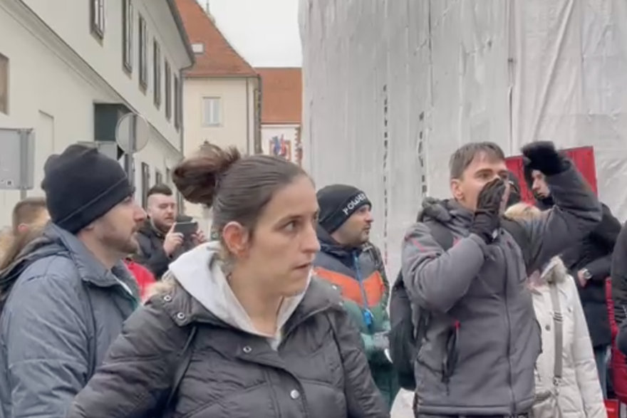 Covid prosvjed u Zagrebu - Prosvjednici pjevaju