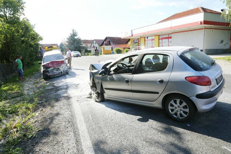 Petero ljudi ozlijeđeno u sudaru dva automobila, svi su u bolnici