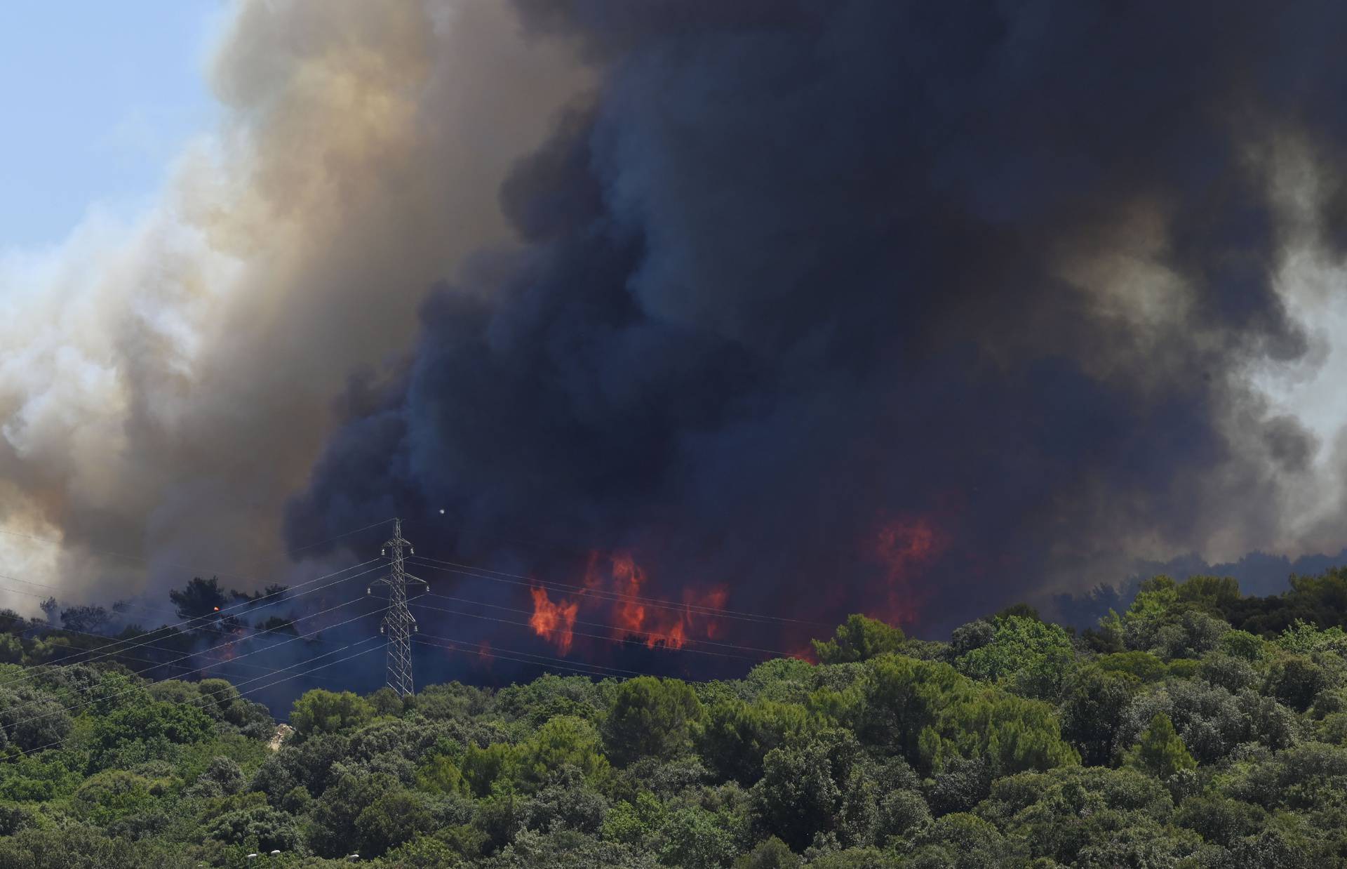 U naselju Valdebek u Puli ponovno je izbio veliki požar, gašenje otežano zbog vjetra