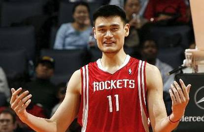 Yao Ming nakon košarkaškog umirovljenja u školskoj klupi