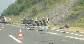 VIDEO Strašna nesreća na A1 kod Otočca: Dijelovi rasuti po cesti, dvoje ljudi je ozlijeđeno