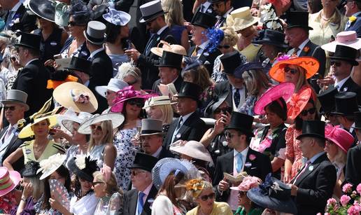 FOTO Moda ili kič? Britanci na ekstravagantnim šeširima nose cvijeće i mašne u svim bojama