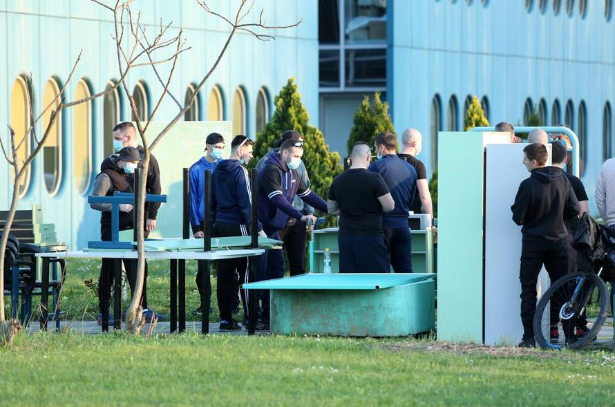 Zagreb: Navijači Dinama pomažu u iseljavanju Kliničkog centra Dubrava