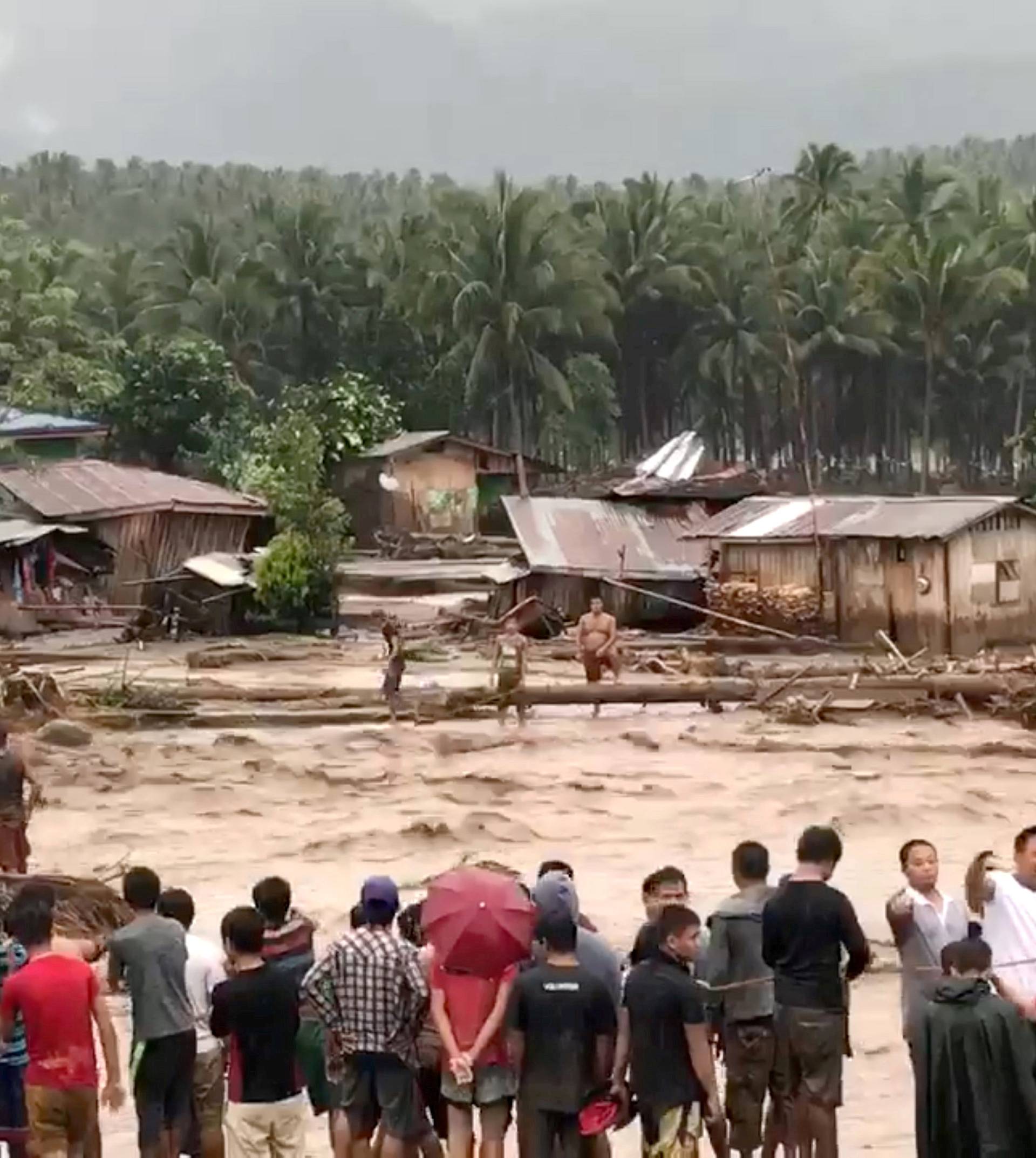 People attempt to rescue flood victims in Lanao Del Norte