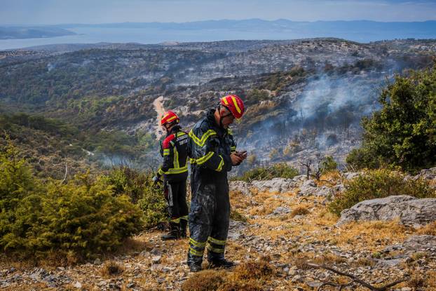 Nerežišća: Tijekom poslijepodneva ponovno se razbuktao požar