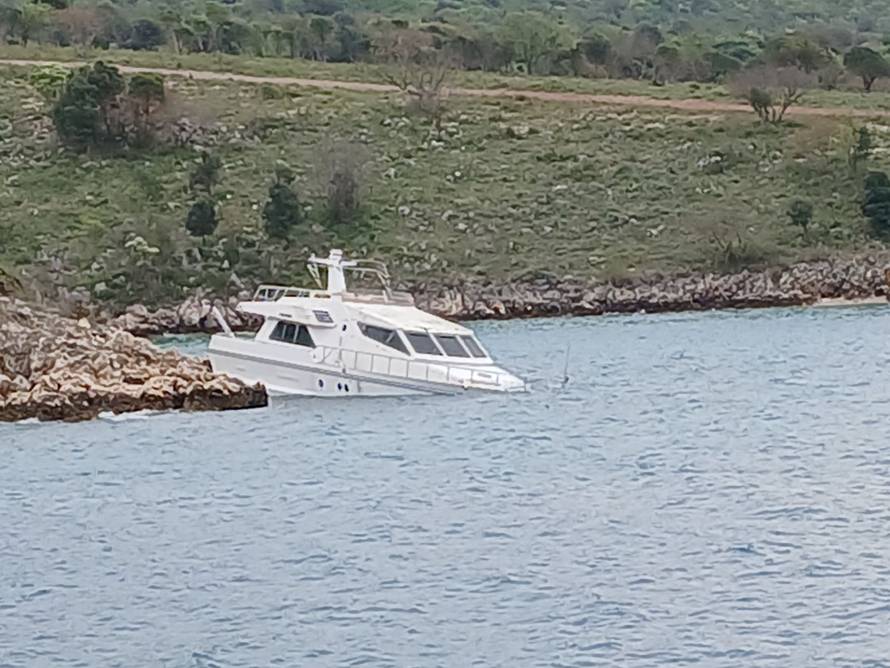 Misterij jahte na Krku: Ostavili je prije godinu dana, ne zna se tko je vlasnik, sad počela tonuti