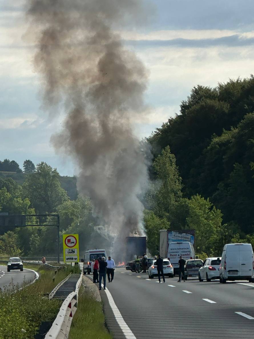 VIDEO Buktinja na autocesti A1: Gori prikolica šlepera, prekinut promet, ogromna je kolona