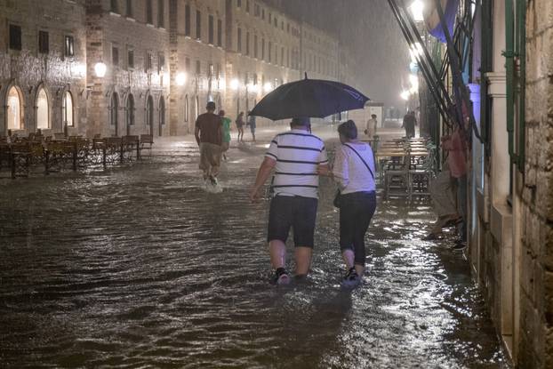 Stradun u Dubrovniku nakon obilne kiše postao kupalište