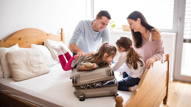 Otkrila kako spakirati stvari za cijelu obitelj za dvotjedni odmor  - u  jedan ruksak i putnu torbu