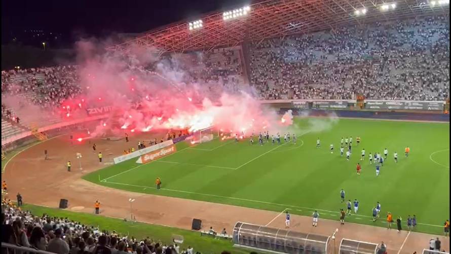 VIDEO Sramota na Poljudu: Igrači Hajduka došli pod sjever, Torcida ih je gađala bakljama!