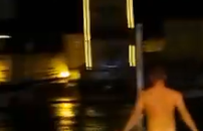 Pogledajte snimku: Tip je gol skočio u more nakon pobjede