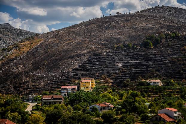 Žrnovnica: Zgarišta po obroncima Mosora