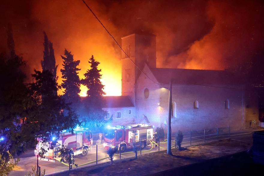 Drama na Čiovu: Vatrogasci lokalizirali požar samostana, krov izgorio, spasili svećenika