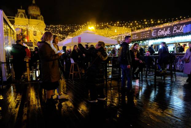 Zagreb: Božićna atmosfera na Fuliranju ispred hotela Esplanade
