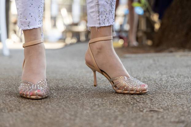 U Puli na Danteovom trgu održana zabavna utrka u štiklama