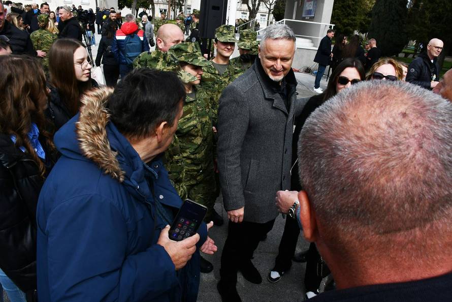 Na svečanoj prisegi ročnika u Požegi pozornost je privukla Diva Perković, kći pjevača Marka Perkovića Thompsona