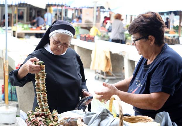 Šibenik: Ponuda vo?a i povr?a na šibenskoj tržnici