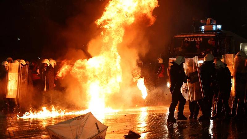 FOTO Prosvjednici i policija u žestokim sukobima u Tirani: Letjeli Molotovljevi i kamenje