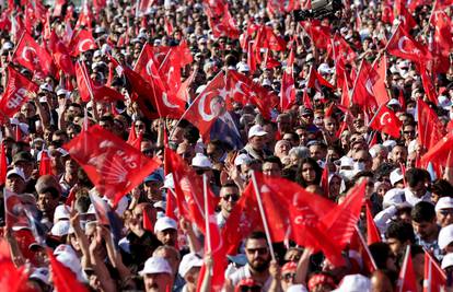 Pobuna u Turskoj: Tisuće ljudi prosvjedovalo protiv zatvorske kazne za oporbenu političarku