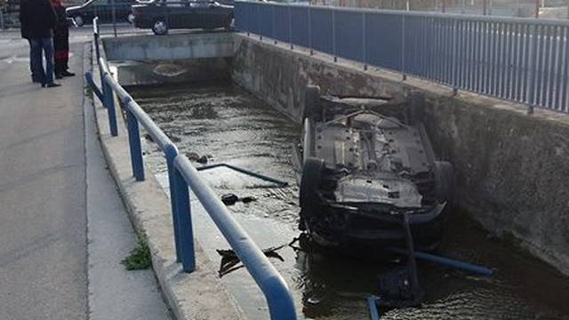 Nesreća u Solinu: Auto sletio u kanal, vozač je lakše ozlijeđen