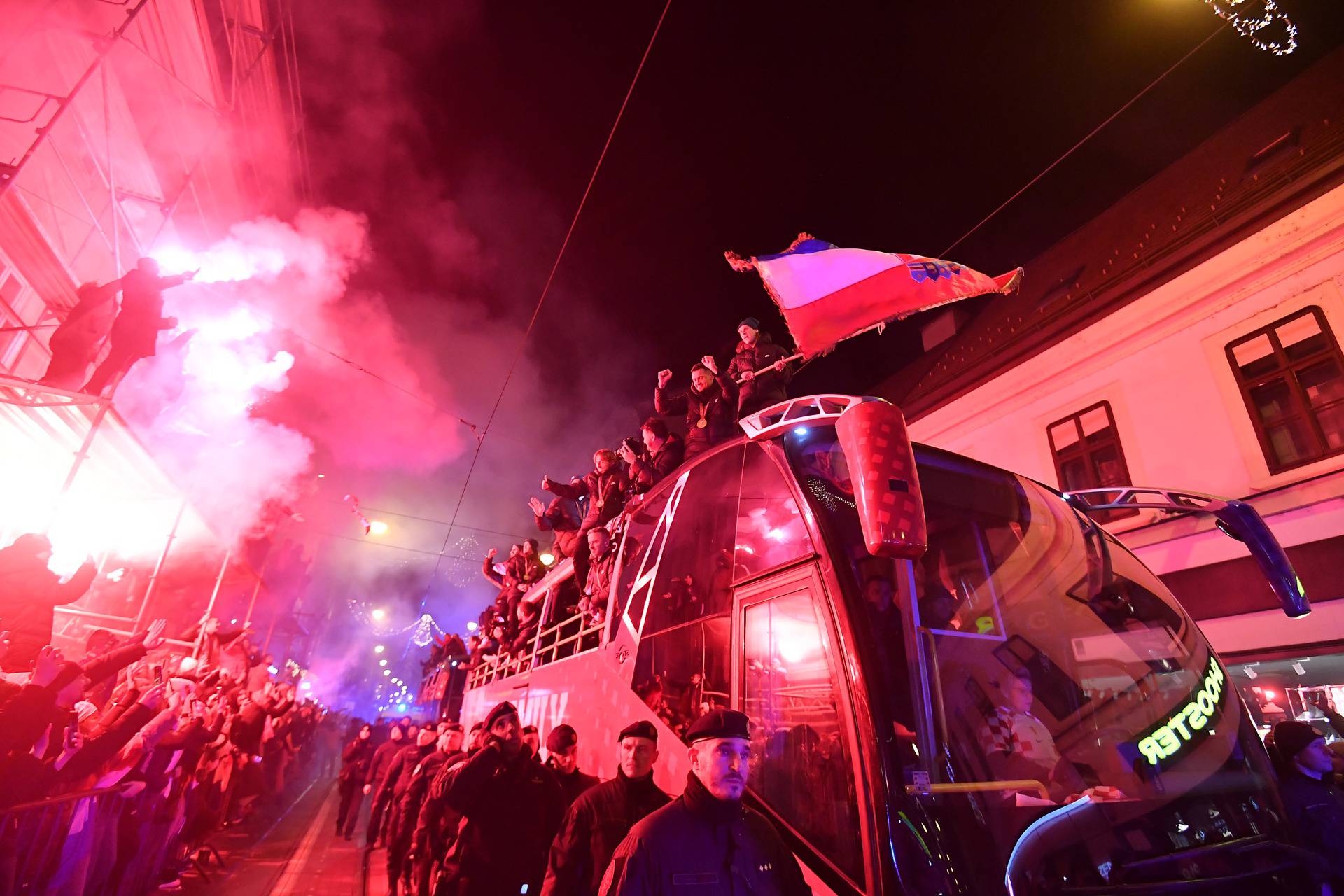 Nogometaši s hrvatskom zastavom stižu na Trg