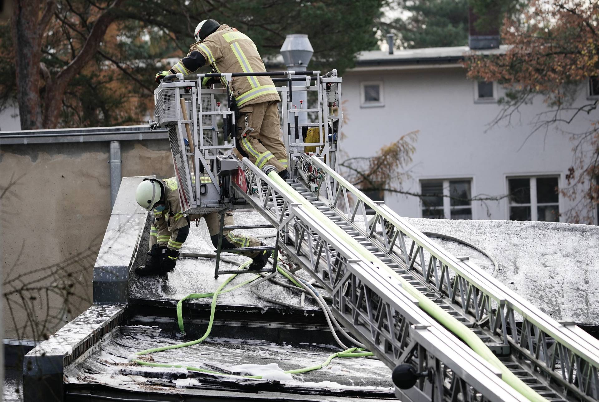 Berlin: Vatrogasci satima gasili požar u podzemnoj željeznici