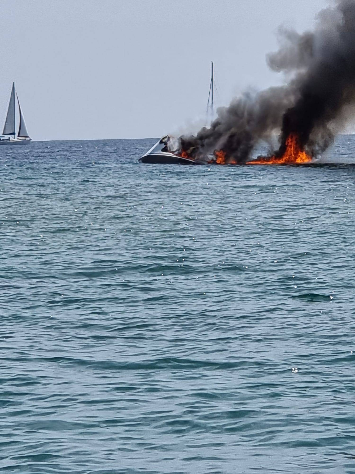 FOTO U blizini Trogira izgorio katamaran: Na njemu bilo 10 putnika, nema ozlijeđenih