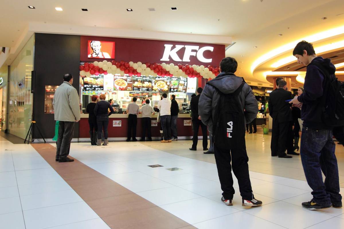 Smatraju da je neprikladan u vrijeme korone: KFC privremeno povlači slogan 'za prste polizati'