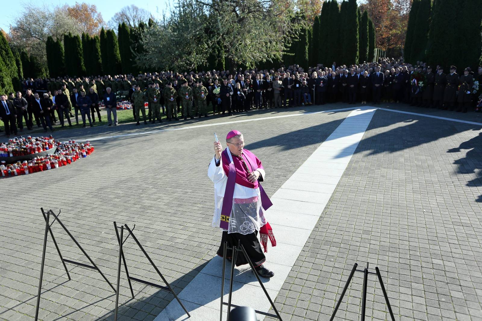 Vukovar: Brojna izaslanstva na Memorijalnom groblju položila vijence za poginule