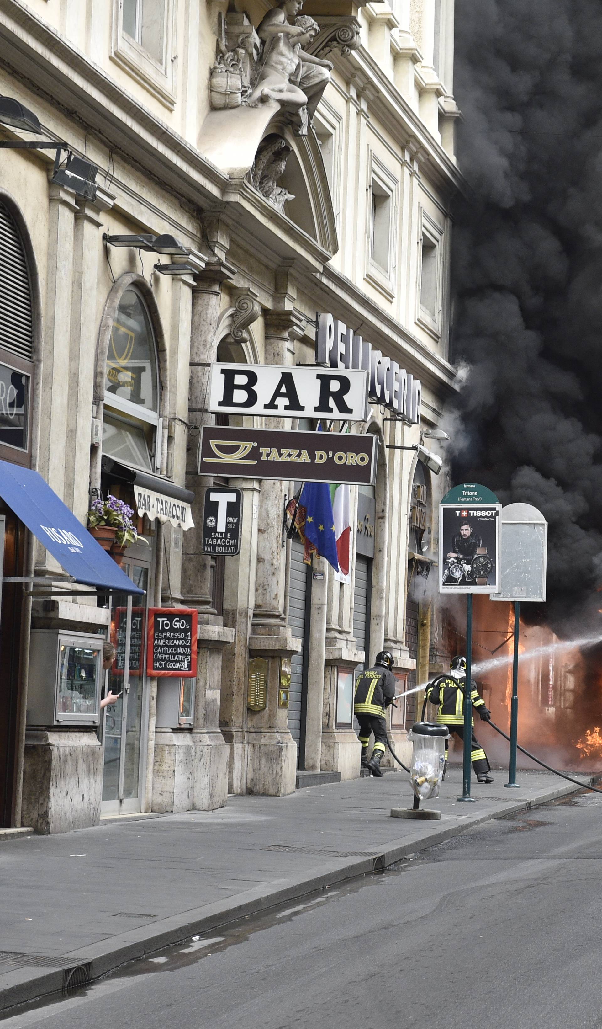 Rome, ATAC bus explodes in Via del Tritone