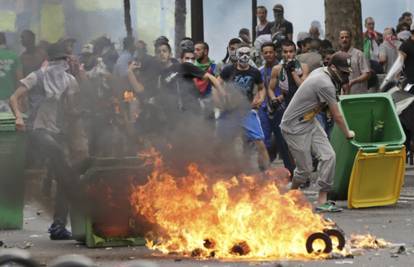 Prosvjednici zbog Gaze napali policiju, bacali kamenje i boce