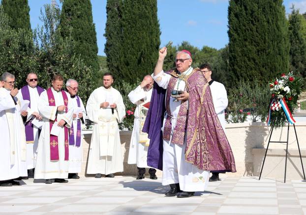 Šibenik: Na blagdan Svih svetih misno slavlje predvodio je mons. Tomislav Rogi?